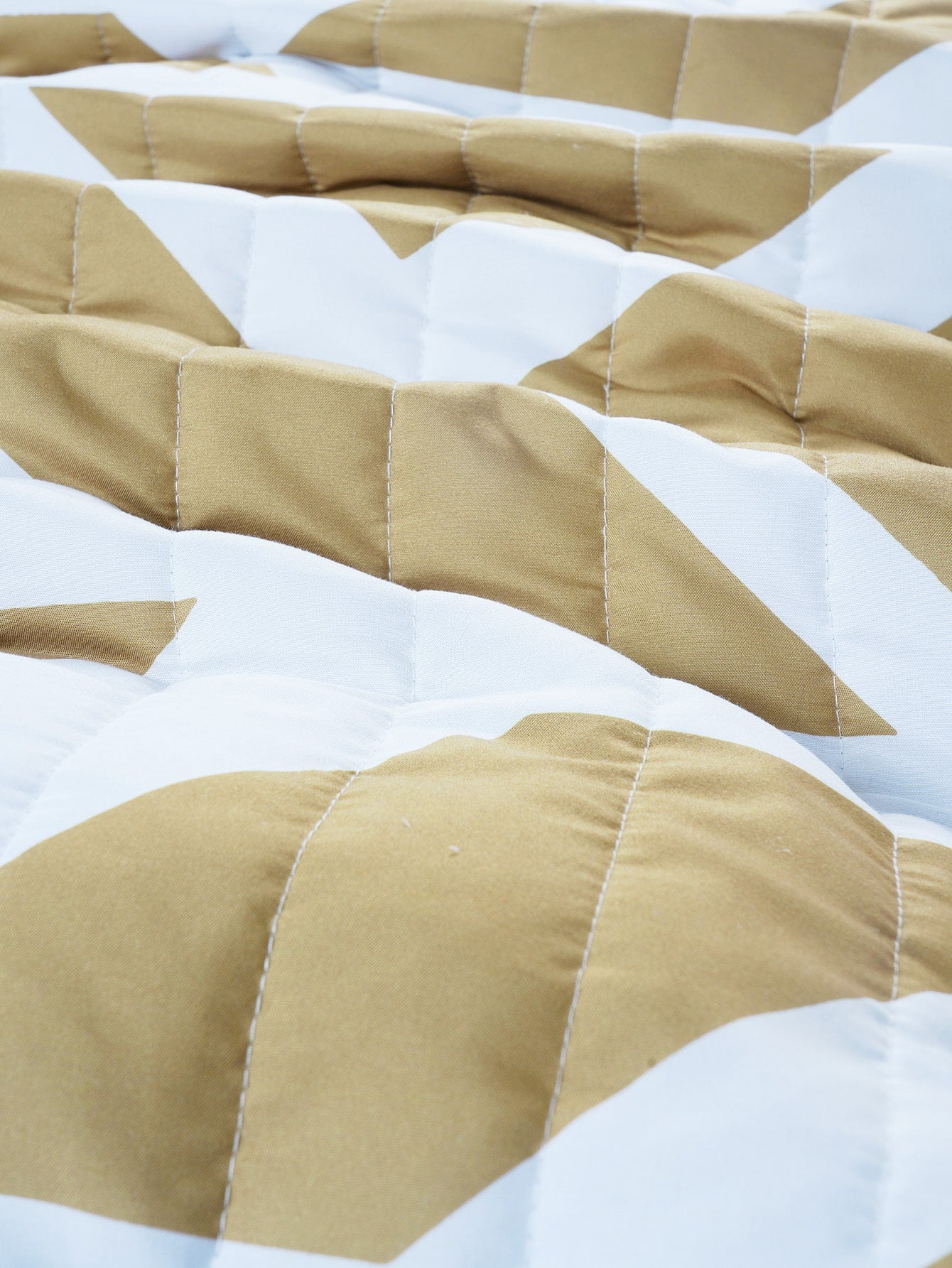Geometric Pattern Quilted Bedspread Set